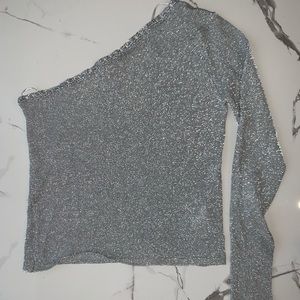 One shoulder shirt,